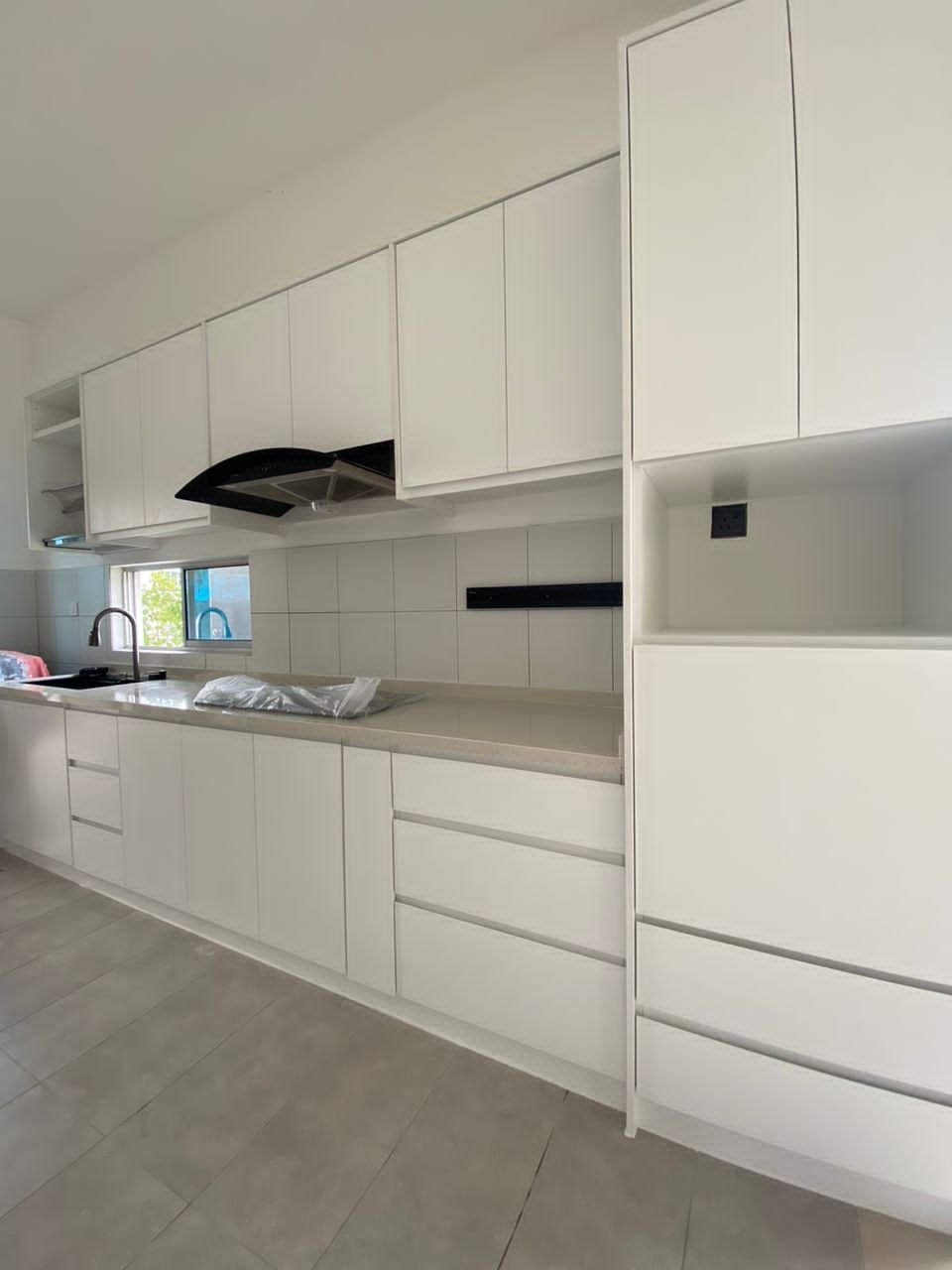 Dapur Putih Full Height Handle-Free + Quartz Grey