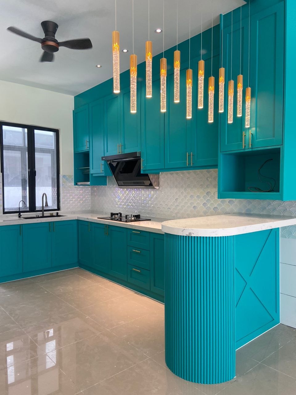 Dapur Teal Shaker + Island Ribbed + Chandelier