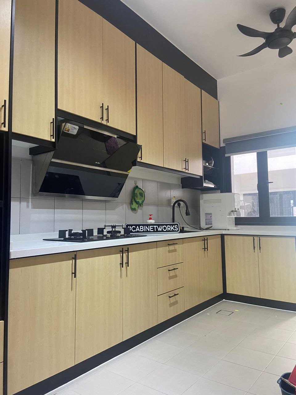 Dapur Kayu Oak + Trim Hitam + L-Shape