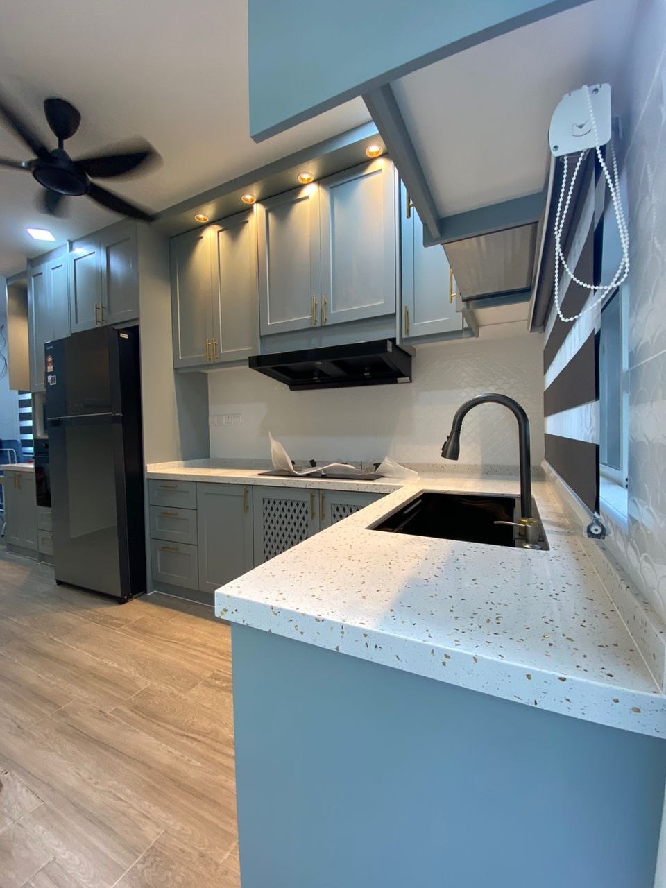 Dapur Grey-Biru Shaker + Gold Handle + Bar Counter