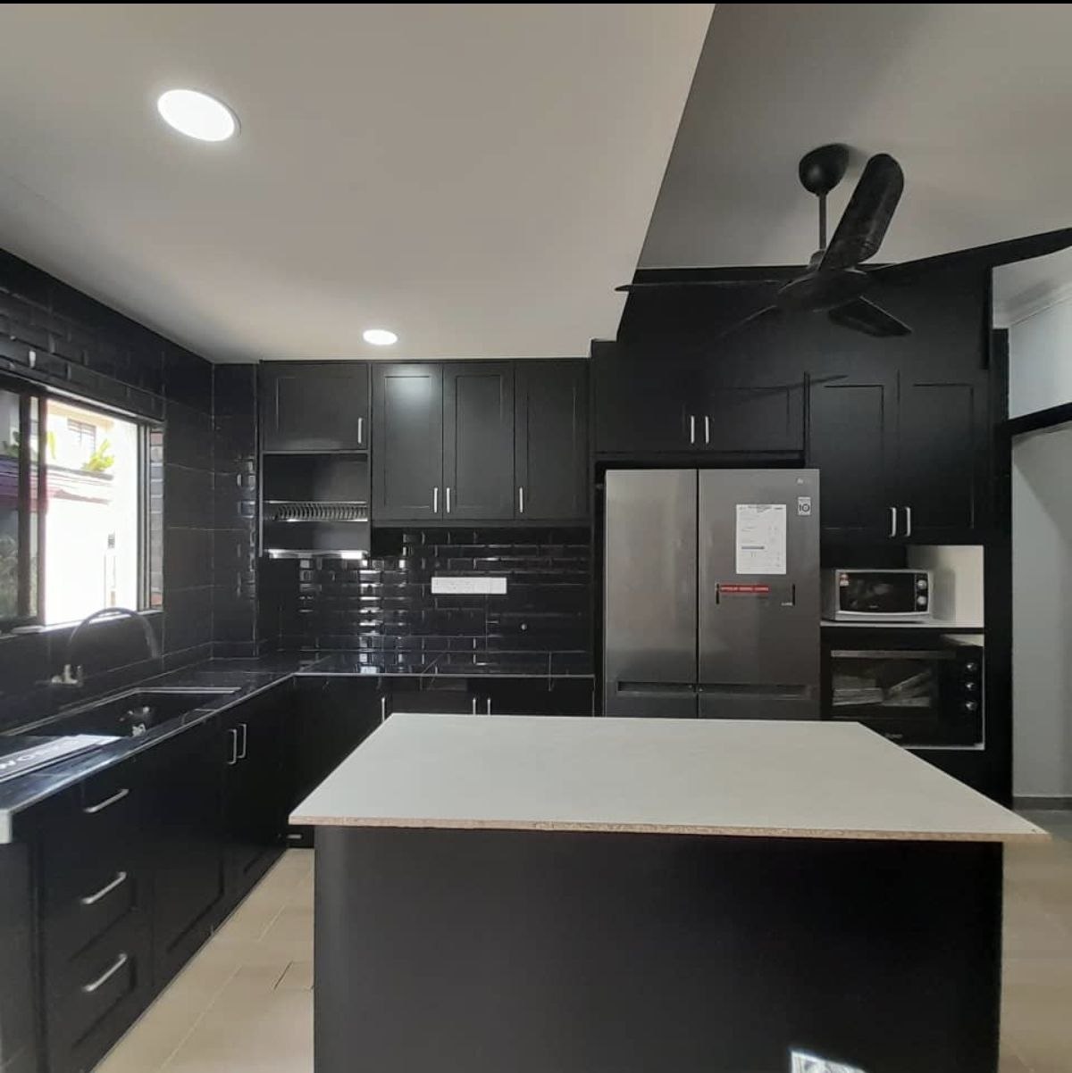 Dapur Hitam Full Matt Shaker + Island Putih