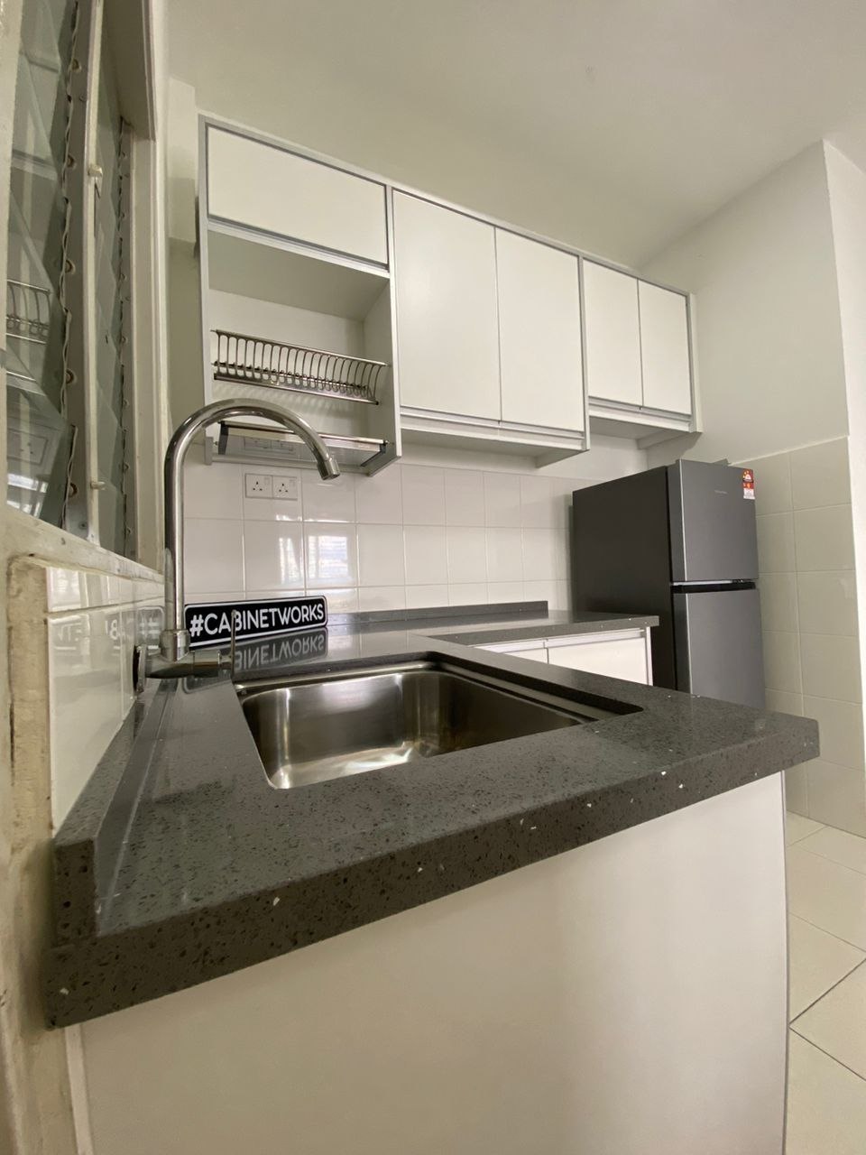 Dapur Putih Compact + Quartz Grey