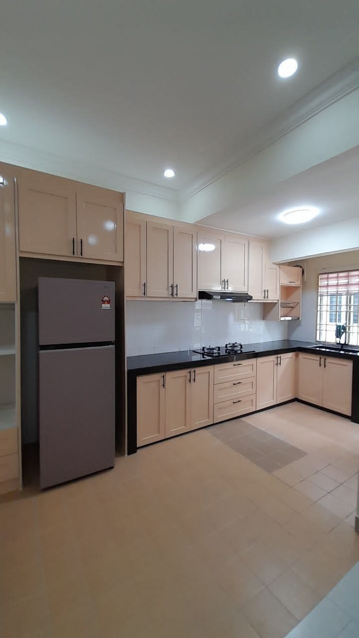 Dapur Krim Shaker L-Shape + Granit Hitam